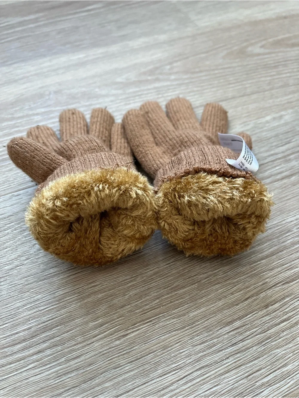 URBAN OUTFITTERS TAN CABLE KNIT GLOVES WITH FAUX FUR INSIDE